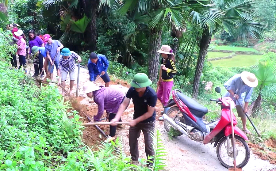 Người dân thôn Nghè, xã Hương Sơn đắp lề đường giao thông nông thôn.