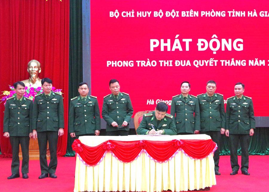 Các phòng, Văn phòng Bộ Chỉ huy Bộ đội Biên phòng tỉnh ký kết giao ước thi đua năm 2023.