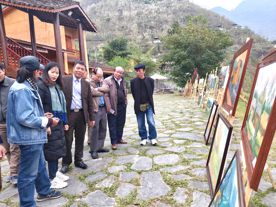khách mời tham quan các bức tranh của các họa sỹ sáng tác trong 4 ngày tham gia Hội trại sáng tác tại Quản Bạ
