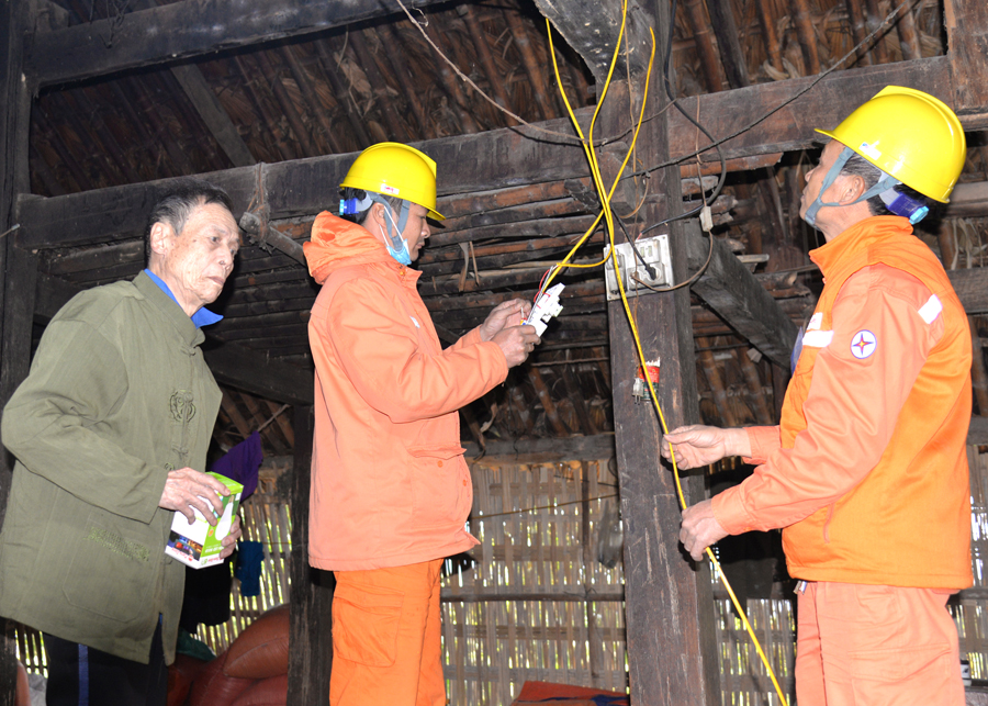 Điện lực thành phố Hà Giang hỗ trợ dây, bóng điện miễn phí cho người dân thôn Bản Cưởm, xã Ngọc Đường (thành phố Hà Giang).
