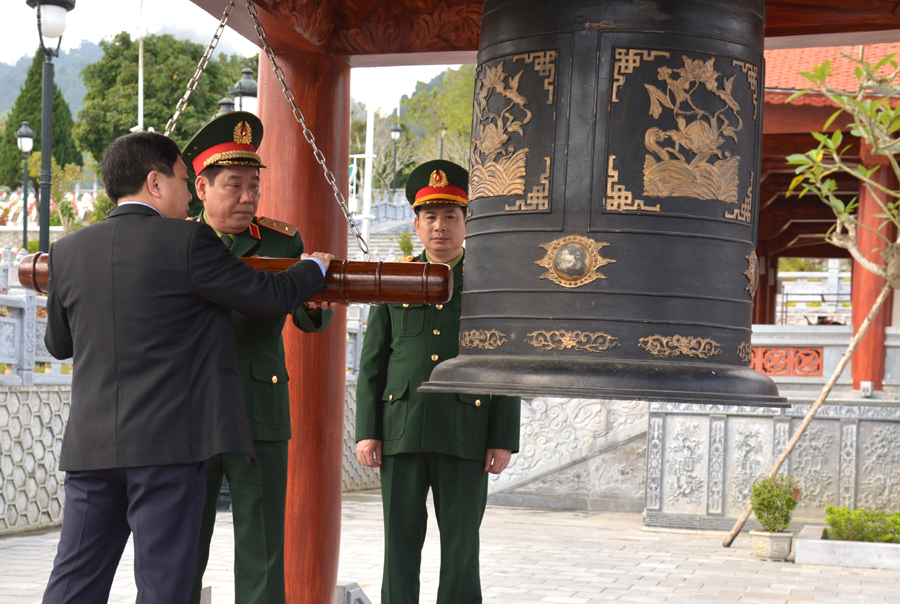 Trung tướng Nguyễn Văn Gấu và Phó Bí thư Tỉnh ủy Nguyễn Mạnh Dũng thỉnh Chuông tại Đền thờ Liệt sĩ.