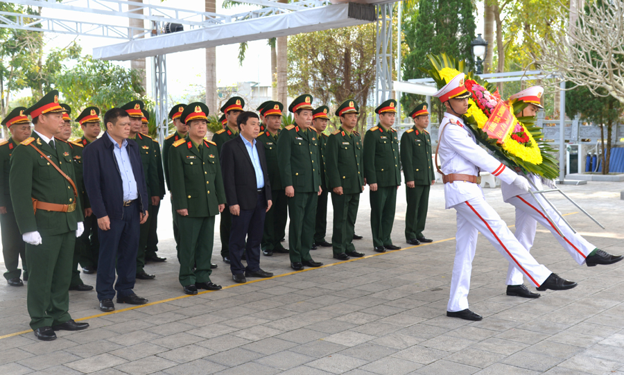 Đoàn công tác của Quân ủy Trung ương dân hoa trước Tượng đài Tổ quốc Ghi công.