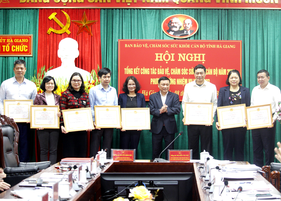 Trưởng Ban Tổ chức Tỉnh ủy Nguyễn Minh Tiến, Trưởng Ban Bảo vệ, CSSK cán bộ tỉnh tặng Giấy khen cho các cá nhân.

