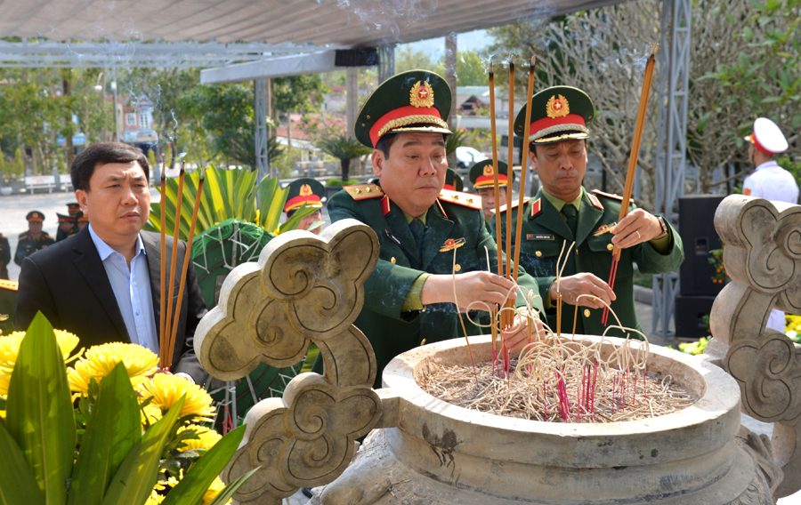 Trung tướng Nguyễn Văn Gấu, Thiếu tướng Vũ Kim Hà và Phó Bí thư Tỉnh ủy Nguyễn Mạnh Dũng thắp hương tại Tượng đài Tổ quốc Ghi công.
