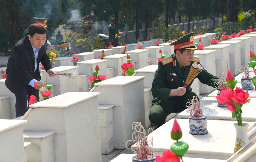 Trung tướng Nguyễn Văn Gấu và Phó Bí thư Tỉnh ủy Nguyễn Mạnh Dũng thắp hương tại các phần mộ các Anh hùng Liệt sĩ.