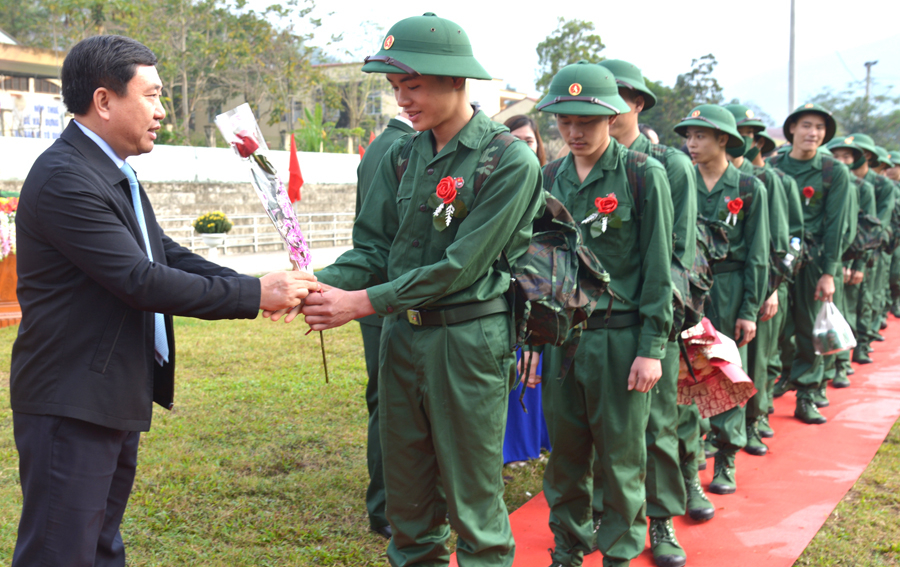 Phó Bí thư Tỉnh ủy Nguyễn Mạnh Dũng thăm hỏi, động viên các tân binh lên đường nhập ngũ.
