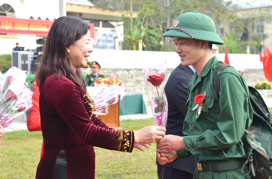 Phó Chủ tịch Thường trực HĐND tỉnh Chúng Thị Chiên thăm hỏi, động viên các tân binh 
