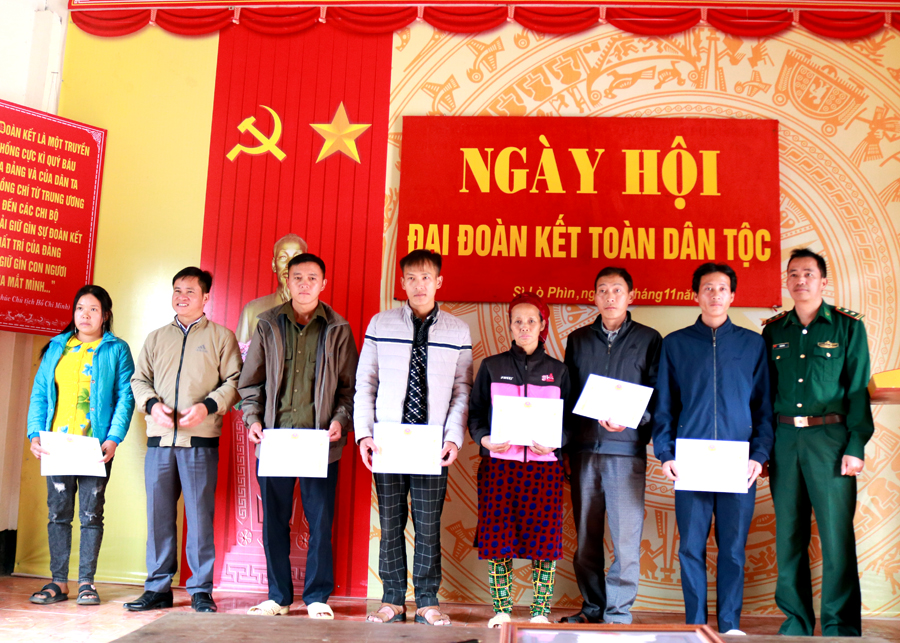 Lãnh đạo xã Tùng Vài (Quản Bạ) trao thưởng các gia đình văn hóa tiêu biểu năm 2022.