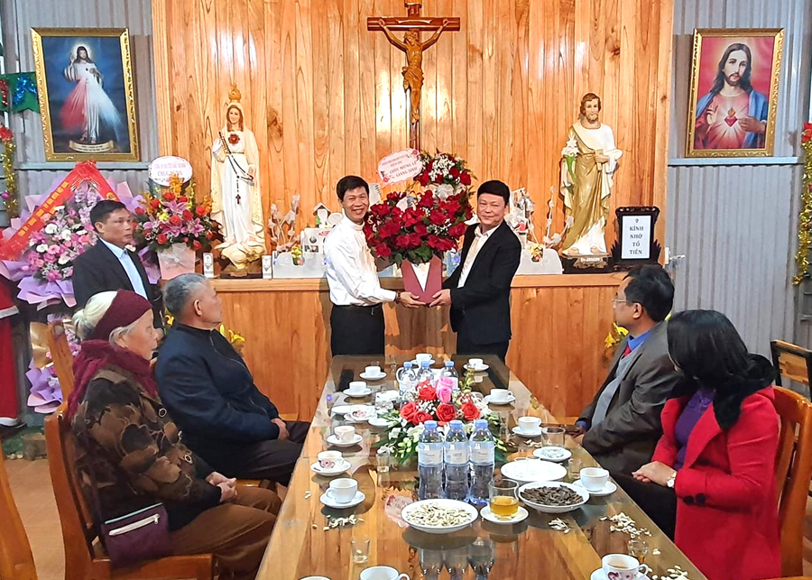Lãnh đạo huyện Bắc Quang thăm giáo sứ Hàm Rồng, thị trấn Vĩnh Tuy

