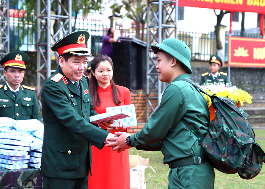 Trung tướng Nguyễn Văn Gấu, Phó Chủ nhiệm Tổng cục Chính trị QĐND Việt Nam tặng quà, tiễn các tân binh lên đường nhập ngũ
