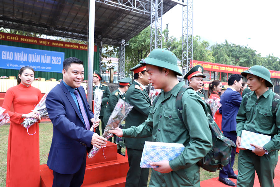 Phó Chủ tịch Thường trực UBND tỉnh Hoàng Gia Long tặng quà tiễn các Tân binh lên đường nhập ngũ
