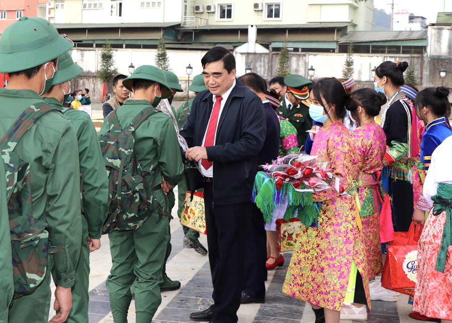 Đồng chí Hoàng Đình Phới, Trưởng ban Nội chính Tỉnh ủy tặng hoa cho các tân binh
