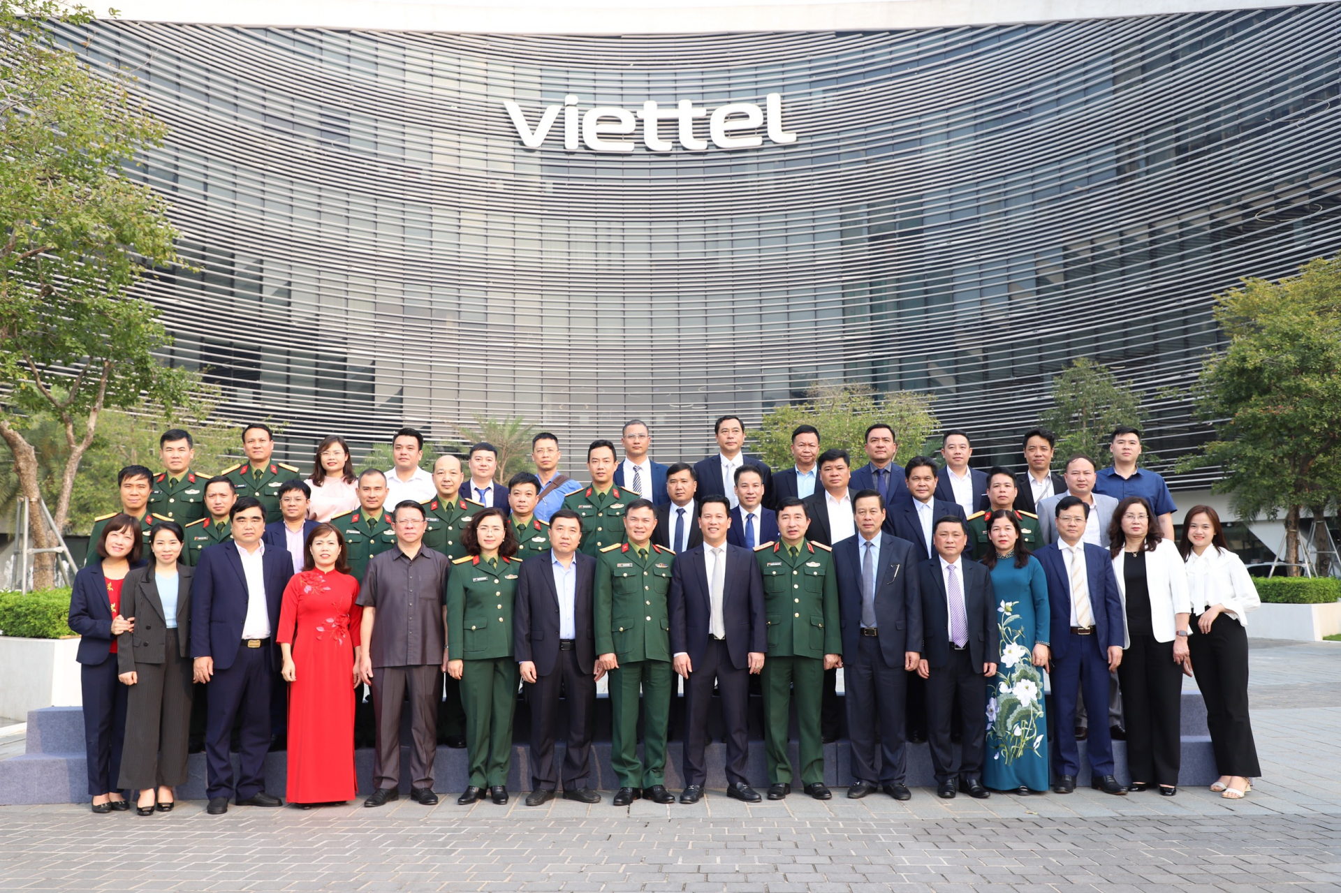 Các đồng chí lãnh đạo tỉnh chụp ảnh lưu niệm với lãnh đạo Tập đoàn Viettel