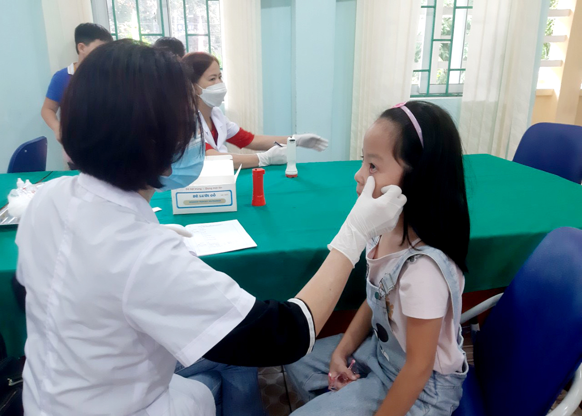 Y, bác sĩ Trạm Y tế Nguyễn Trãi chăm sóc sức khỏe cho nhân dân trên địa bàn phường Nguyễn Trãi.