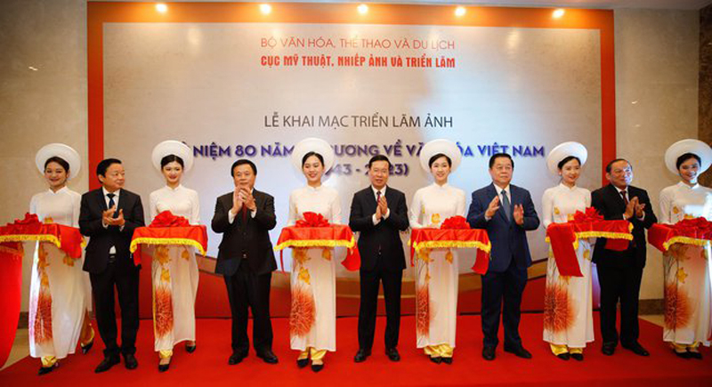 Các đồng chí lãnh đạo Đảng, Nhà nước cắt băng khai mạc Triển lãm ảnh kỷ niệm 80 năm Đề cương về văn hoá Việt Nam