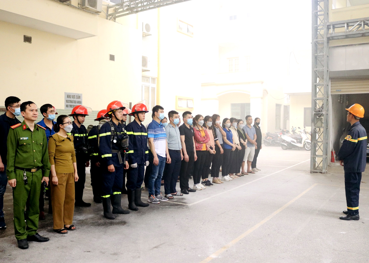Cán bộ Phòng Cảnh sát PCCC và CNCH tuyên truyền PCCC cho cán bộ, công chức, người lao động Ngân hàng Nhà nước chi nhánh tỉnh Hà Giang