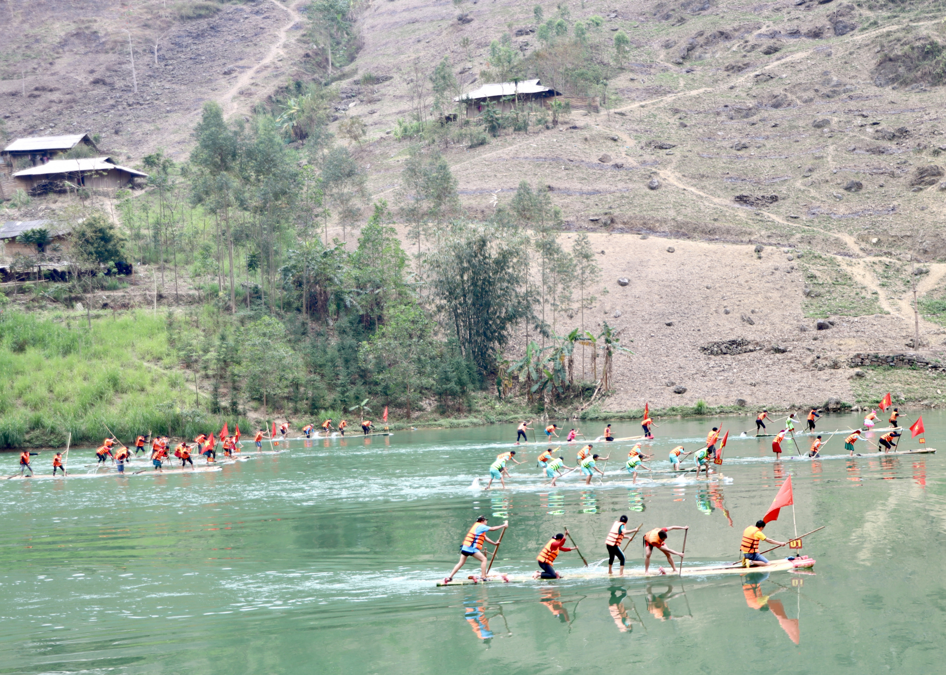 Các vận động viên nỗ lực hết mình trong phần thi chèo bè mảng trên sông Nhiệm.
