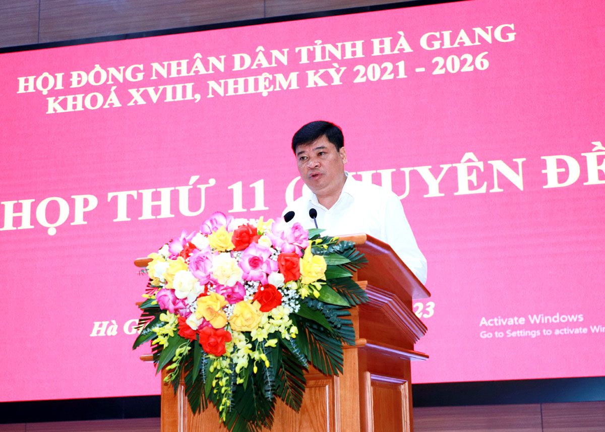 Giám đốc Sở KH&ĐT Lương Văn Đoàn trình bày các nội dung dự thảo Nghị quyết tại Kỳ họp. 