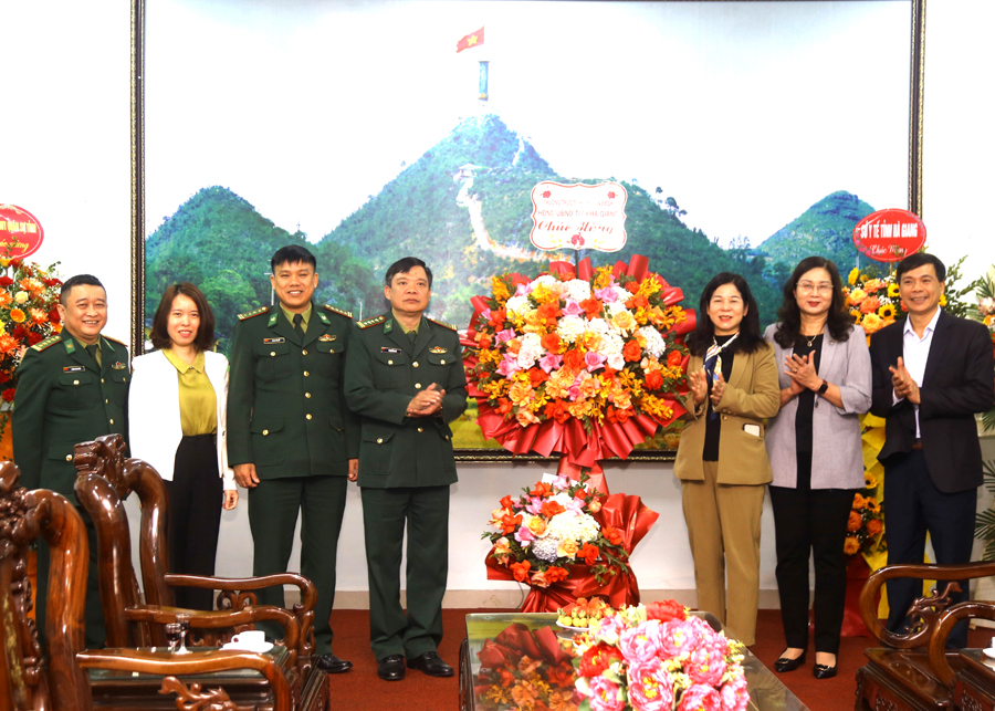 Các đồng chí lãnh đạo tỉnh tặng hoa, chúc mừng Bộ đội Biên phòng tỉnh.
