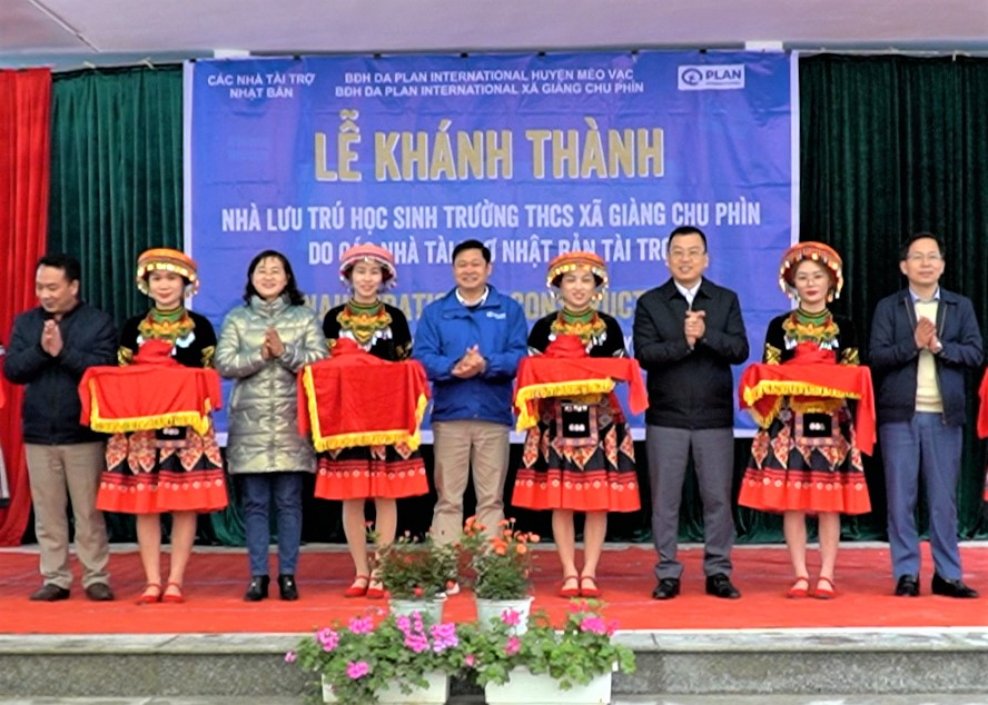 Các đại biểu cắt băng khánh thành công trình nhà lưu trú học sinh nữ của Trường THCS xã Giàng Chu Phìn