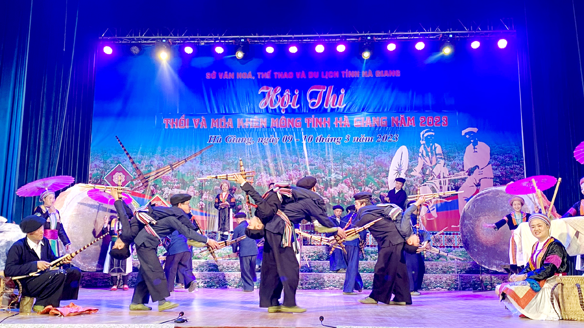  Tiết mục tập thể của đội thi huyện Đồng Văn gây ấn tượng với khán giả.
