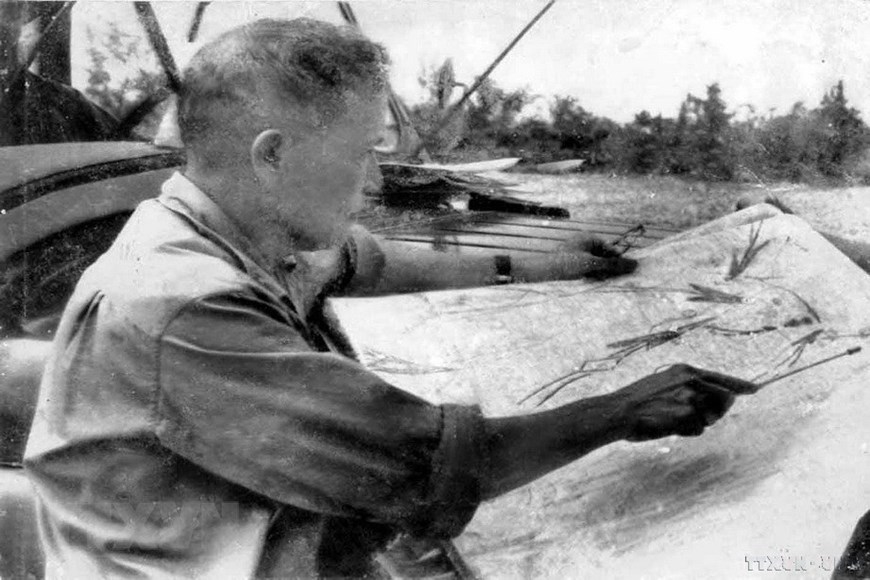 Thượng tướng Chu Huy Mân, nguyên Tư lệnh Quân giải phóng Quân khu 5 đang kiểm tra, theo dõi các mũi tiến công của quân giải phóng đánh vào thành phố Đà Nẵng (3-1975). 