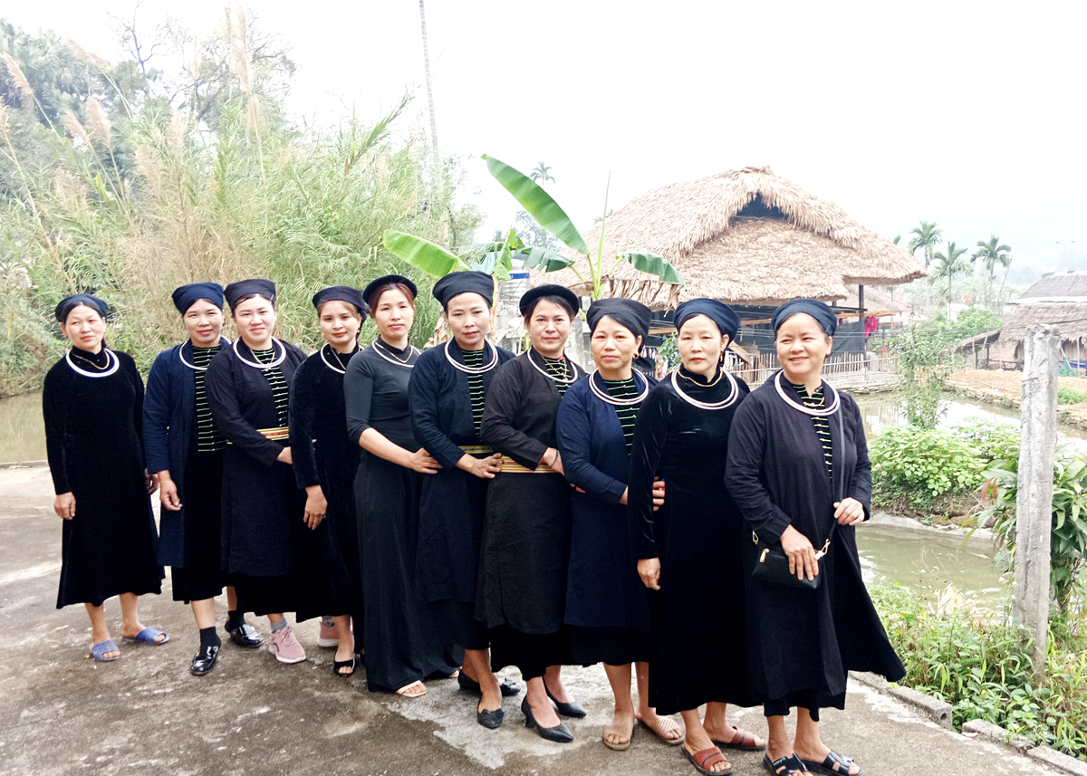 Phụ nữ Tày thôn Lúp, xã Phương Độ (thành phố Hà Giang) mặc áo dài dân tộc trong ngày lễ 8.3
