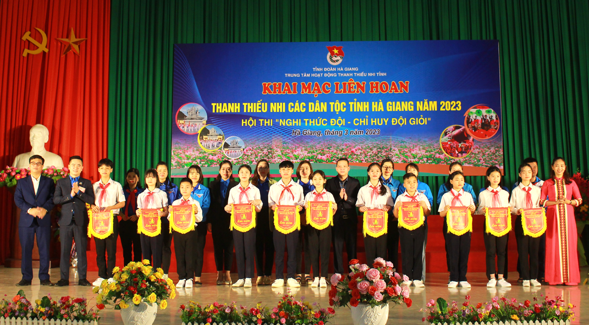 Ban tổ chức Liên hoan Thanh thiếu nhi các dân tộc tỉnh Hà Giang trao Cờ lưu niệm cho các đội tham dự
