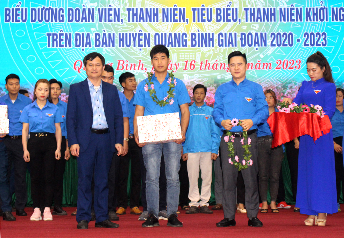Lãnh đạo Tỉnh đoàn, huyện Quang Bình tặng quà cho đoàn viên Hoàng Long Dinh (xã Yên Hà) có mô hình khởi nghiệp hiệu quả, tiêu biểu năm 2023  