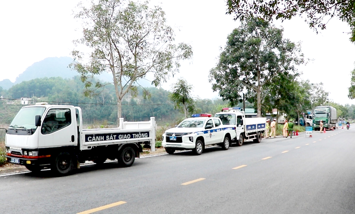 Lực lượng CSGT – TT Công an huyện Quang Bình tuần tra, kiểm soát tại Quốc lộ 279 thuộc địa phận thị trấn Yên Bình.