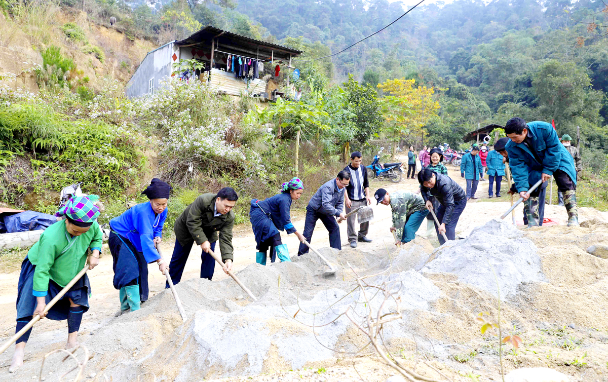Cán bộ, công chức thị trấn Vinh Quang (Hoàng Su Phì) cùng nhân dân làm đường bê tông nông thôn.
