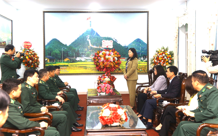 Phó Chủ tịch Thường trực HĐND tỉnh Chúng Thị Chiên phát biểu chúc mừng Bộ Chỉ huy BĐBP tỉnh.

