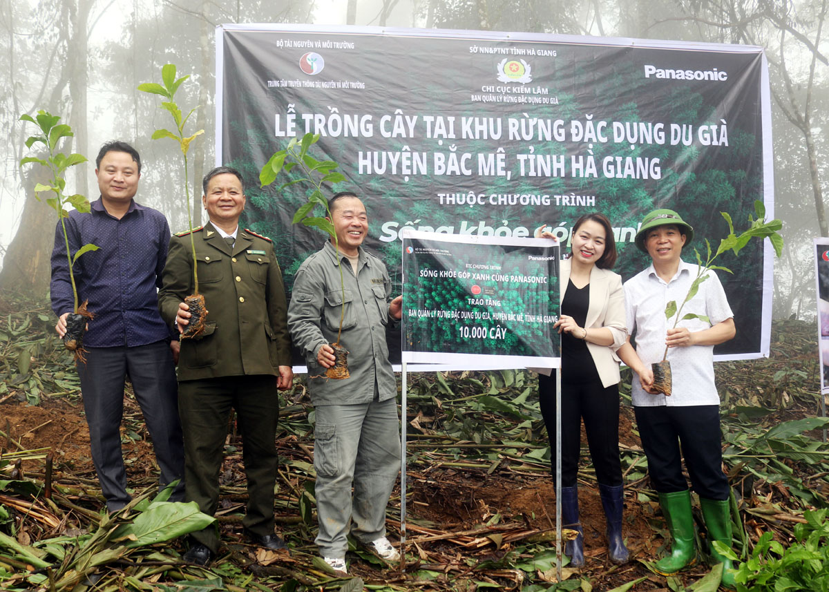 Trung tâm truyền thông Tài nguyên và Môi trường trao biển tặng cây cho Ban Quản lý rừng đặc dụng Du Già.