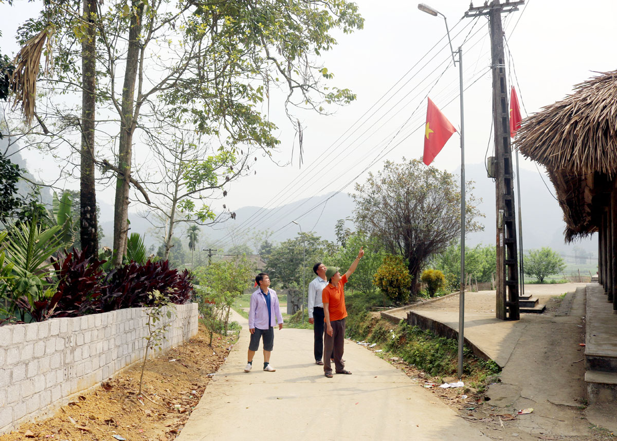 Công trình thắp sáng đường làng có chiều dài 1 km gần nhà văn hóa thôn Khun sẽ được đầu tư từ tiền chi trả DVMTR