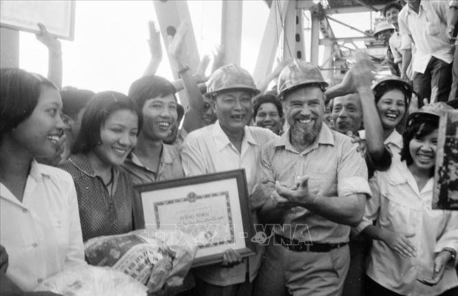 Phó Chủ tịch HĐBT, Bộ trưởng Bộ Giao thông vận tải Đồng Sỹ Nguyên cùng chuyên gia Liên Xô và công nhân Việt Nam tại lễ nối liền dầm thép đôi bờ cầu Thăng Long - biểu tượng của tình hữu nghị Việt - Xô, ngày 16/10/1983.