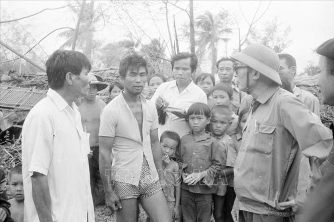Phó Chủ tịch Hội đồng Bộ trưởng Đồng Sỹ Nguyên thăm nhân dân vùng bị bão ở huyện Diễn Châu (Nghệ Tĩnh), tháng 10/1989.