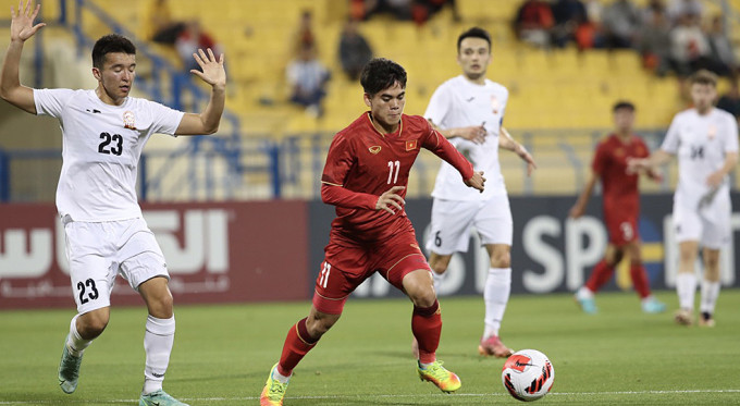 Khuất Văn Khang (số 11) đi bóng trước hậu vệ Kyrgyzstan ở lượt trận cuối giải giao hữu Doha Cup ngày 29/3. Ả