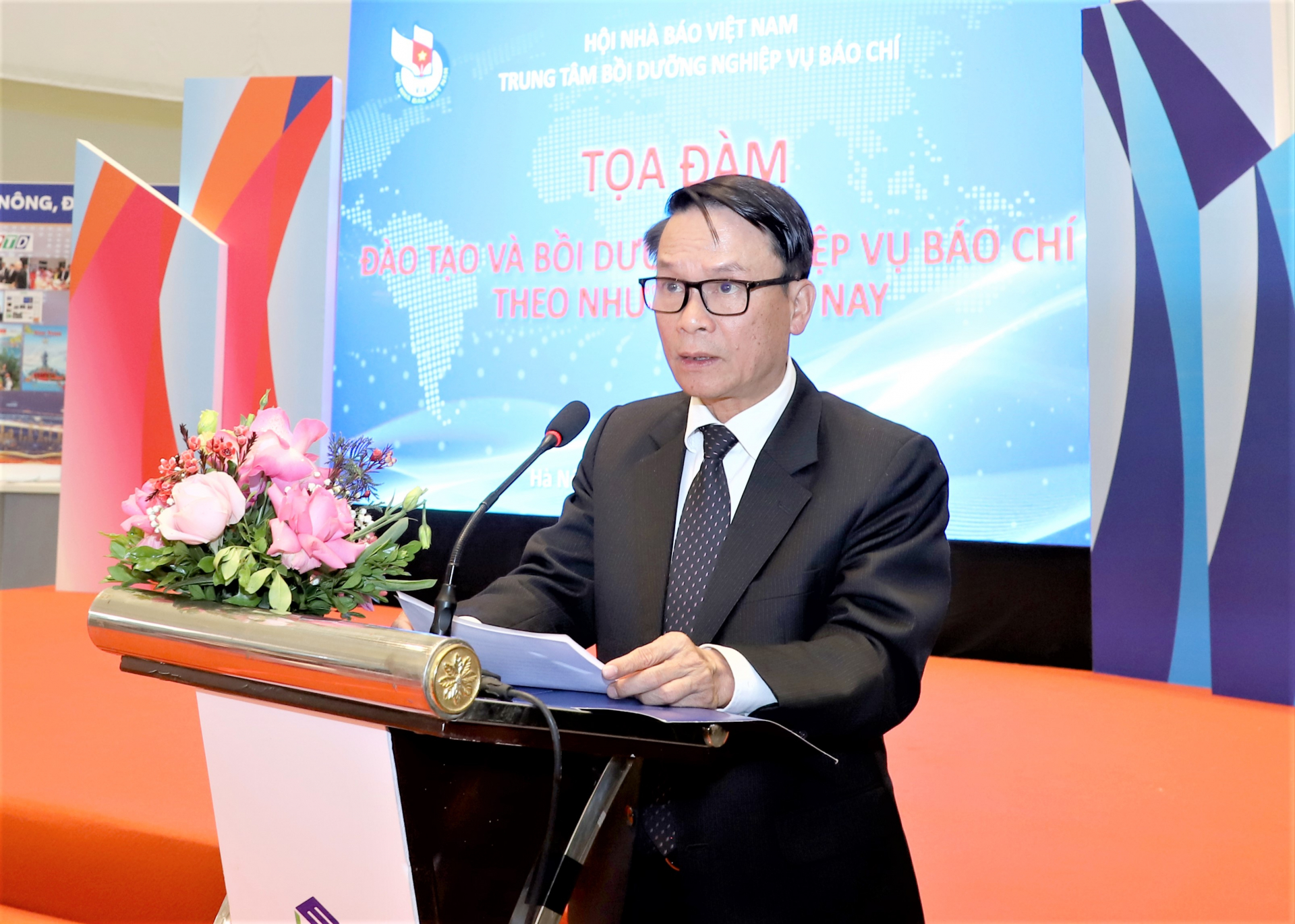 Phó Chủ tịch Thường trực Hội Nhà báo Việt Nam Nguyễn Đức Lợi phát biểu tại buổi tọa đàm. 