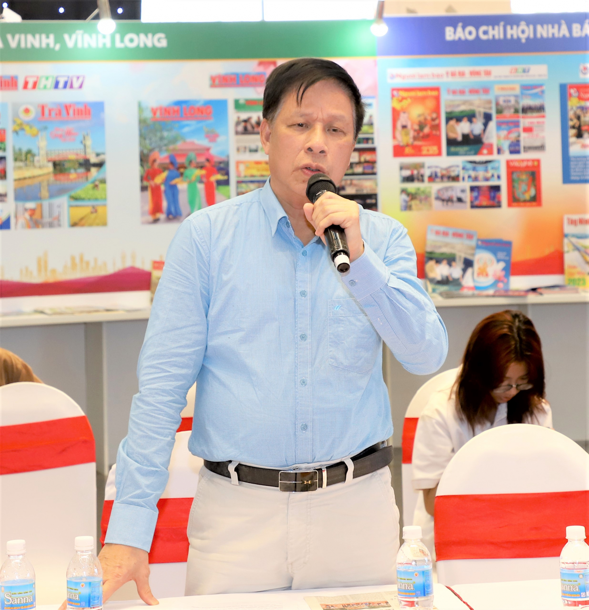 Chủ tịch Hội Nhà báo tỉnh Lê Trọng Lập phát biểu ý kiến tham luận tại buổi tọa đàm.