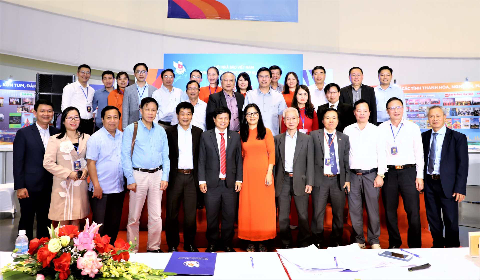 Lãnh đạo Hội Nhà báo Việt Nam cùng các đại biểu tham dự tọa đàm chụp ảnh lưu niệm.