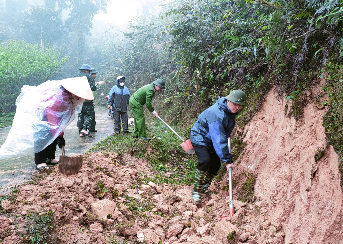 Lãnh đạo huyện Quang Bình cùng cán bộ, công chức, viên chức và nhân dân tham gia đắp lề đường bê tông liên thôn tại buổi phát động Dân vận khéo năm 2023.
