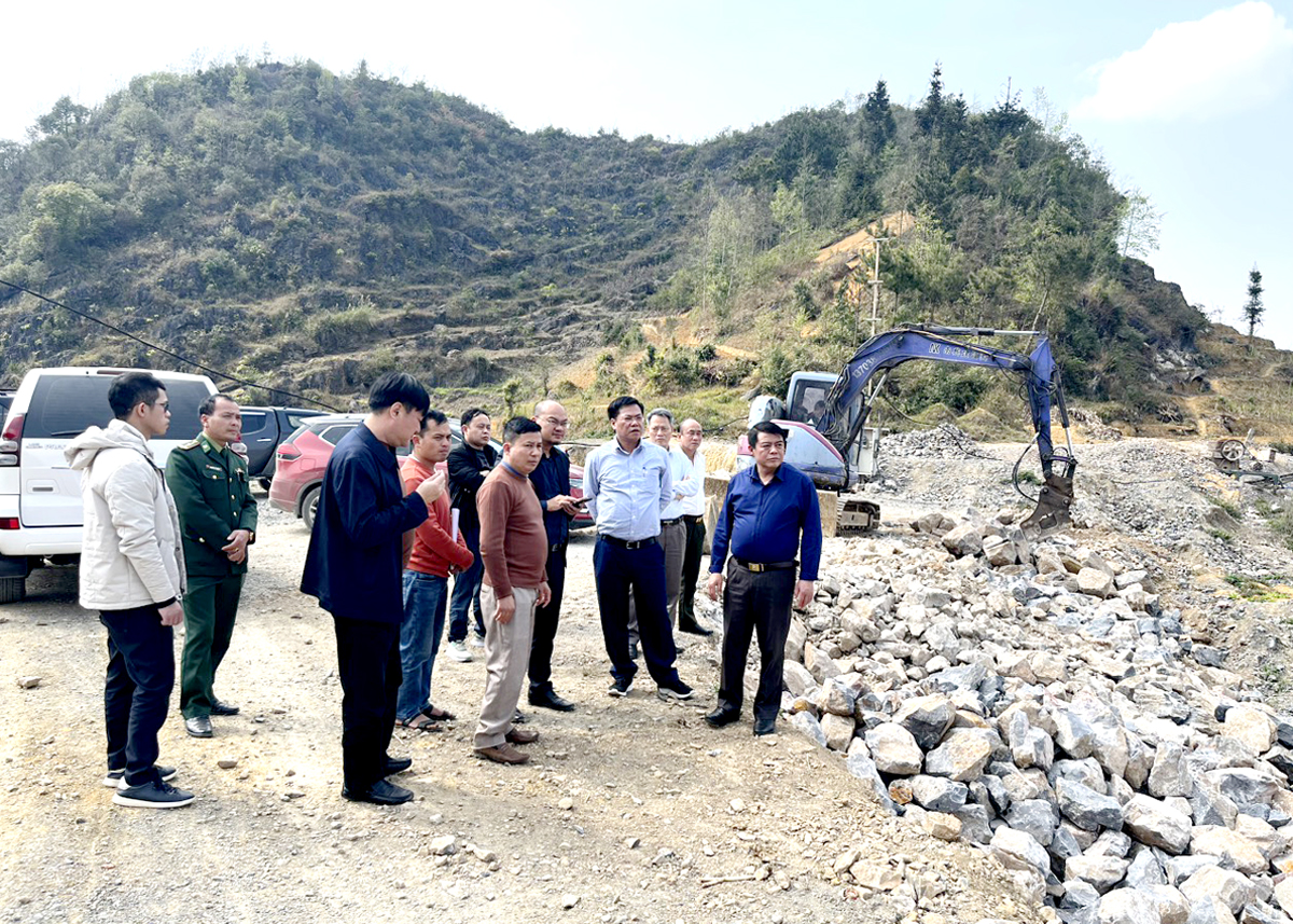 Lãnh đạo Sở Xây dựng và các ngành của tỉnh, huyện Đồng Văn kiểm tra quy hoạch xây dựng, phát triển du lịch khu vực Cột cờ Quốc gia Lũng Cú.