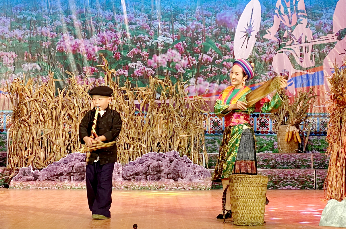 Nghệ nhân nhỏ tuổi nhất Mua Mí Sơn biểu diễn tại hội thi và thể hiện thuần thục nhiều động tác khó.