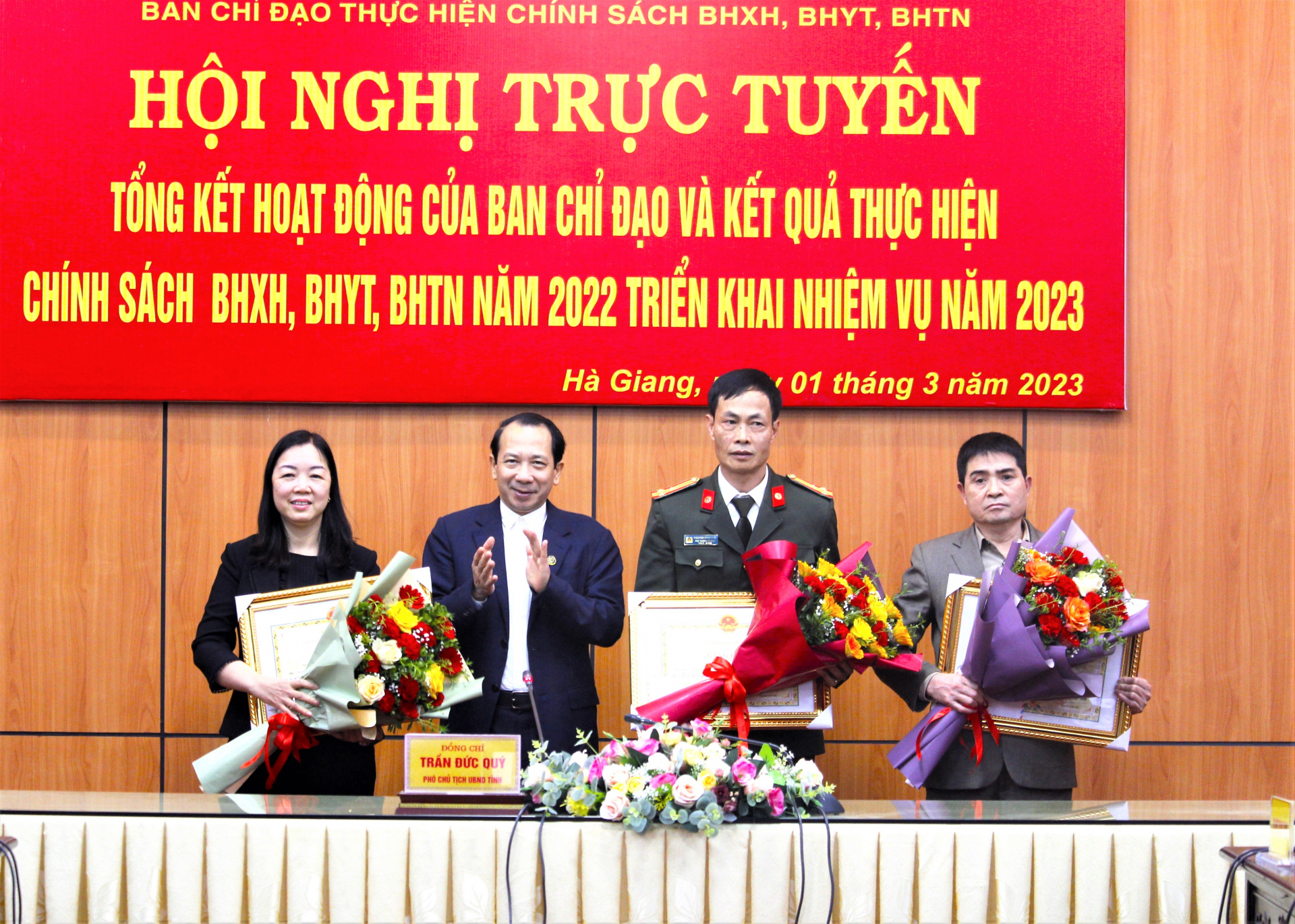 Phó Chủ tịch UBND tỉnh Trần Đức Quý trao Bằng khen của Chủ tịch UBND tỉnh cho 3 tập thể có thành tích xuất sắc trong phong trào thi đua.