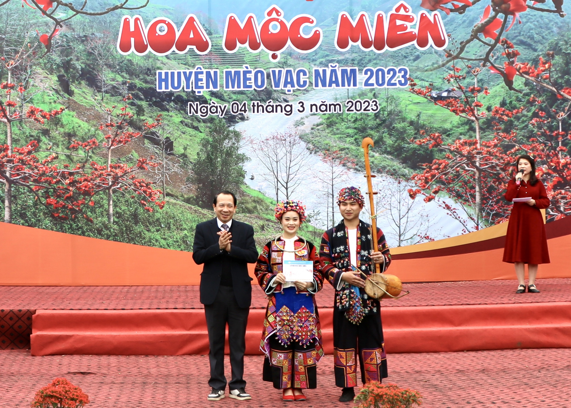 Đồng chí Trần Đức Quý, Phó Chủ tịch UBND tỉnh trao giải Nhất phần thi trình diễn trang phục các dân tộc
cho thị trấn Mèo Vạc.