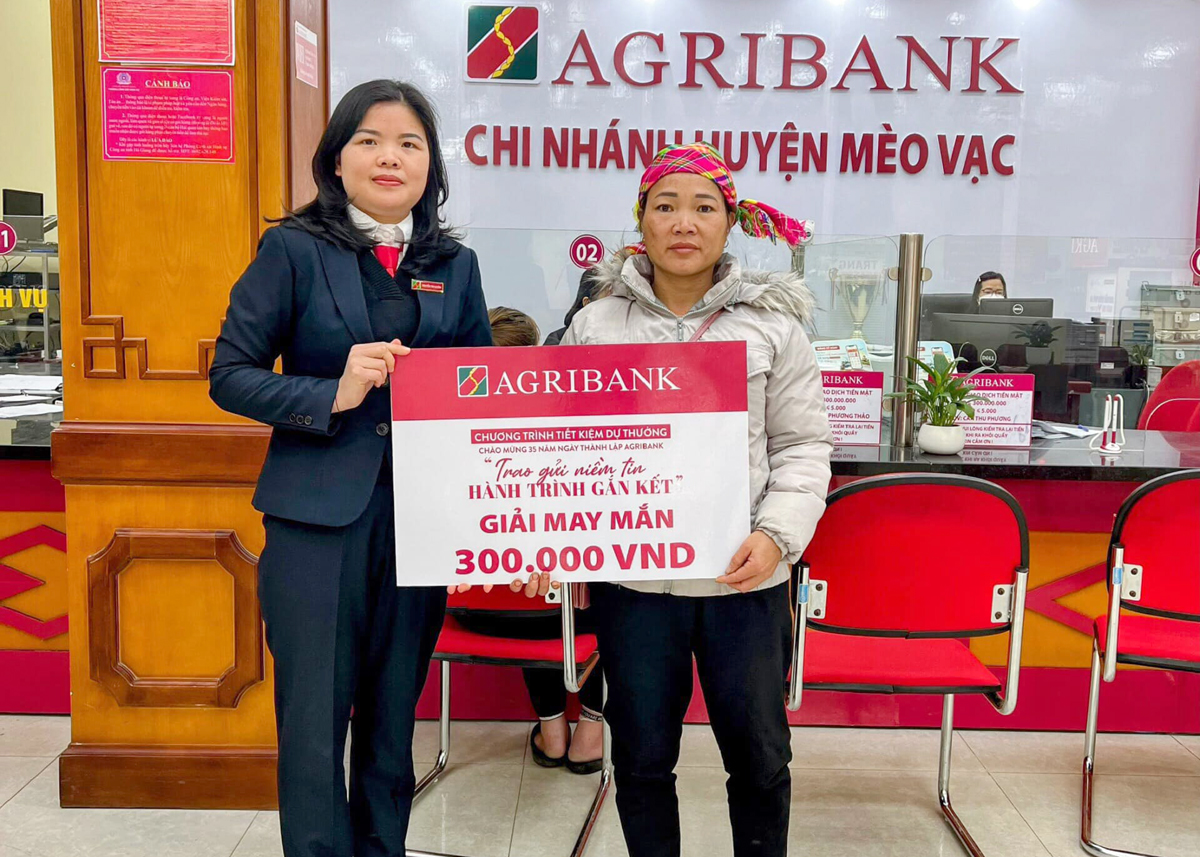 Agribank chi nhánh huyện Mèo Vạc trao thưởng cho khách hàng may mắn