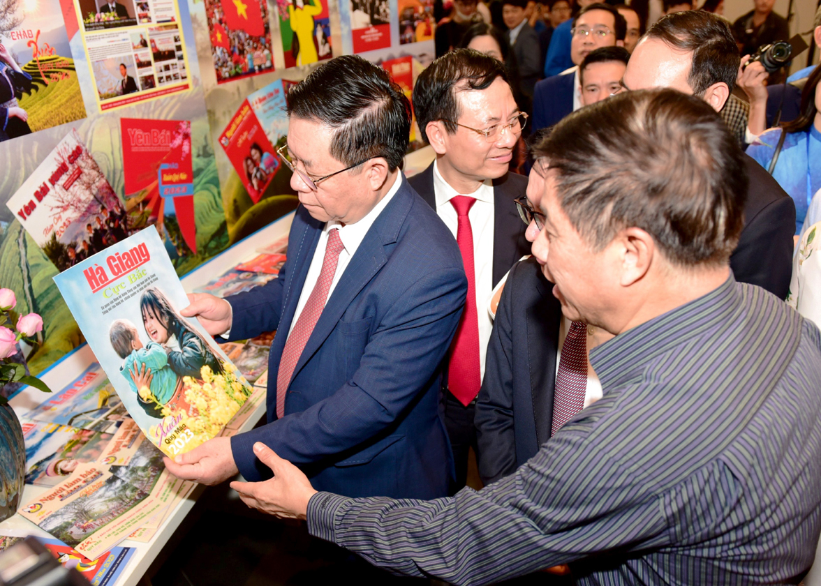 Các đồng chí lãnh đạo Đảng, Nhà nước và các đại biểu tham quan gian trưng bày các sản phẩm báo chí của Hà Giang tại Hội Báo toàn quốc 2023.