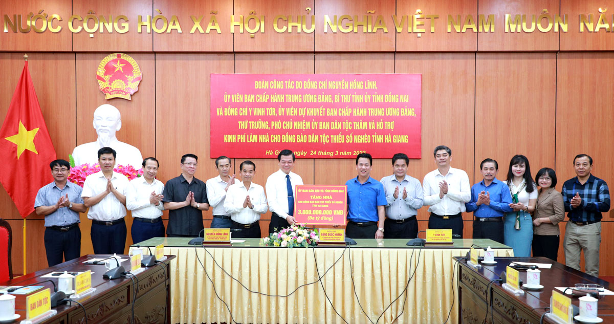 Các đồng chí lãnh đạo tỉnh tiếp nhận nguồn kinh phí hỗ trợ làm nhà ở cho đồng bào dân tộc thiểu số nghèo tỉnh Hà Giang của tỉnh Đồng Nai trao tặng.
