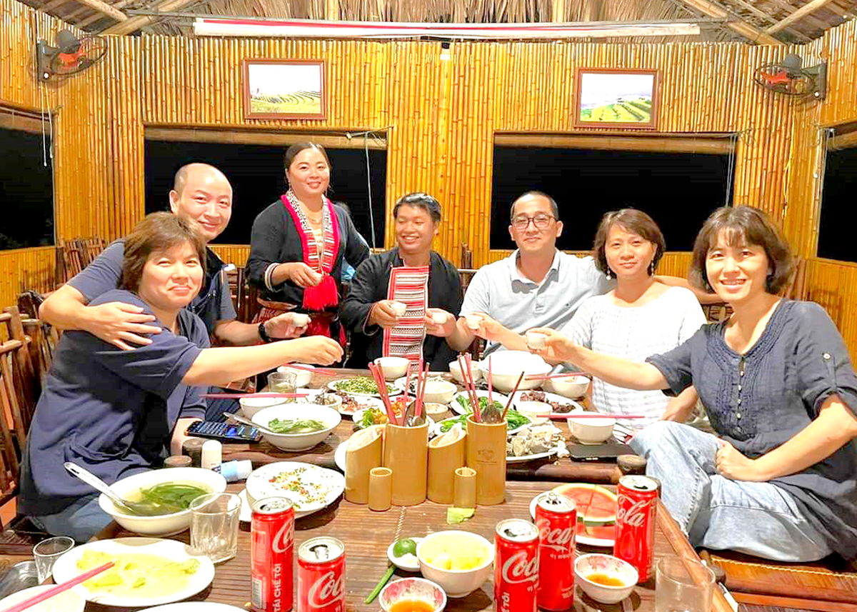 Du khách lưu trú, trải nghiệm tại Làng văn hóa du lịch cộng đồng thôn Nậm Hồng, xã Thông Nguyên.