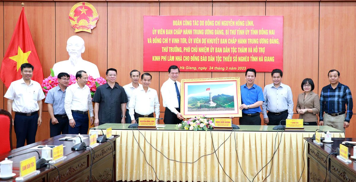 Bí thư Tỉnh ủy Hà Giang Đặng Quốc Khánh tặng bức ảnh Cột cờ Quốc gia Lũng Cú cho Đoàn công tác tỉnh Đồng Nai.
